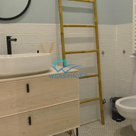 Апартаменты Renovated & Bright Tuscolanaflat Рим
